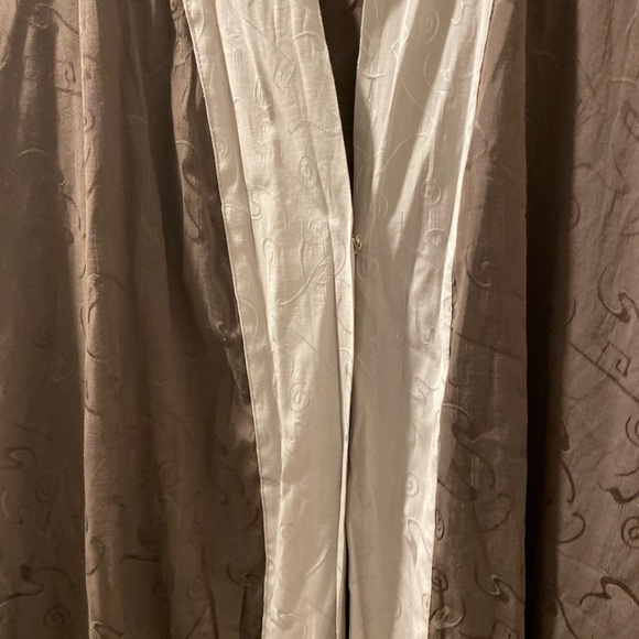 Brown and White Robe - Picture 2 of 3